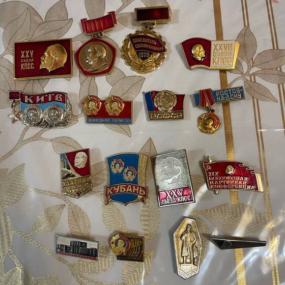 Set Of 16 city ​​award badges Pins  USSR congresses of the CPSU - Picture 1 of 5